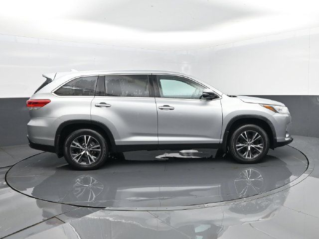 Used 2019 Toyota Highlander Plus AWD/4WD image 4