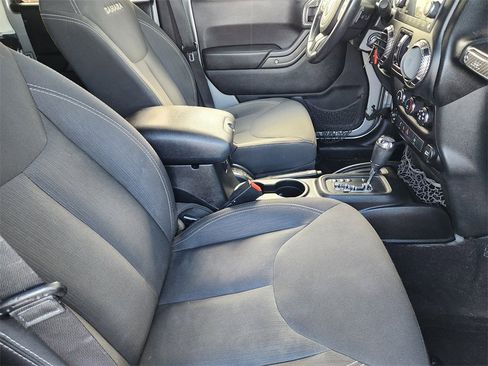 Used 2016 Jeep Wrangler Unlimited Sahara image 14