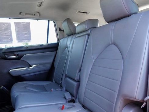 Certified 2023 Toyota Highlander XLE image 36
