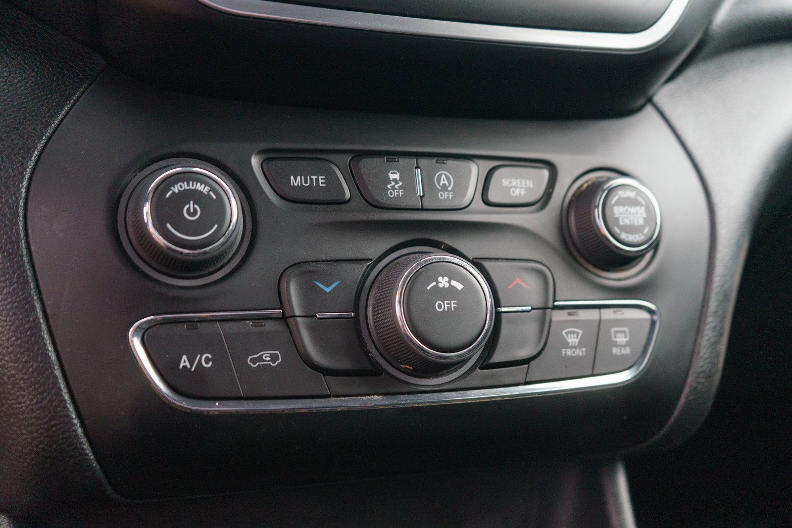 Used 2019 Jeep Cherokee Latitude Plus FWD image 17