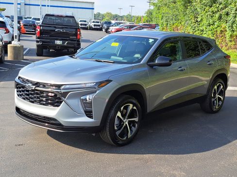 Used 2024 Chevrolet Trax RS w/ Sunroof Package image 2