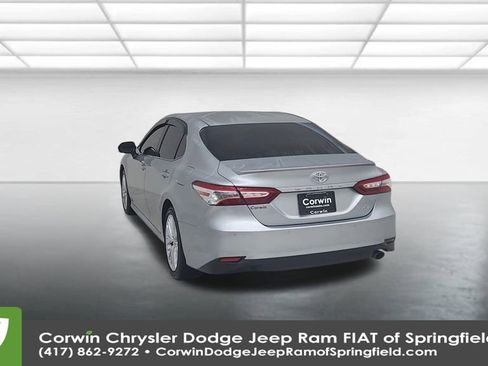 Used 2018 Toyota Camry XLE image 12