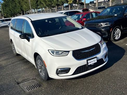 Used 2024 Chrysler Pacifica Select image 5