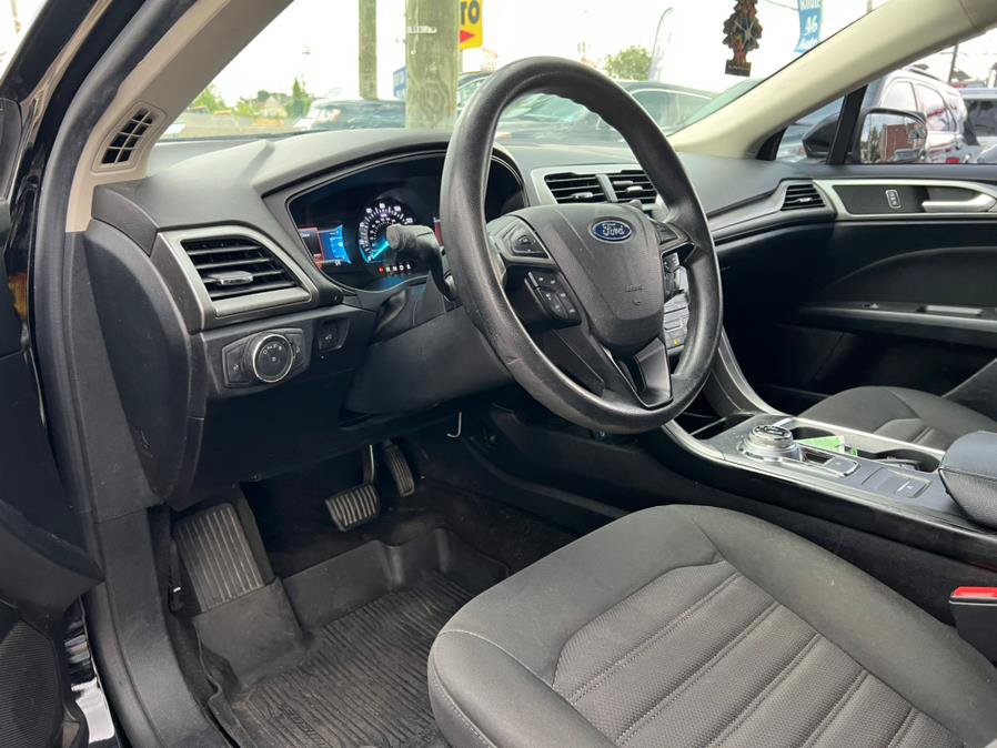 Used 2018 Ford Fusion SE w/ Fusion SE Technology Package FWD image 8