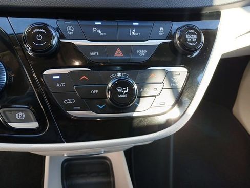 Used 2023 Chrysler Pacifica Touring-L image 37