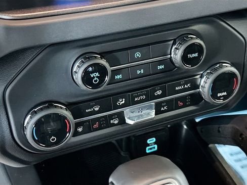 Used 2025 Ford Bronco Badlands image 13