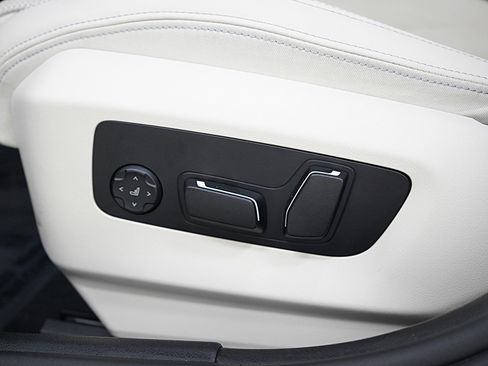 Used 2024 BMW 540i xDrive w/ Premium Package image 25