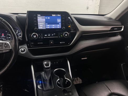 Used 2020 Toyota Highlander XLE FWD image 19
