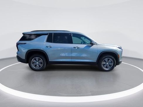 Used 2025 Chevrolet Traverse LT FWD image 9