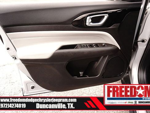 Certified 2025 Jeep Compass Limited image 39