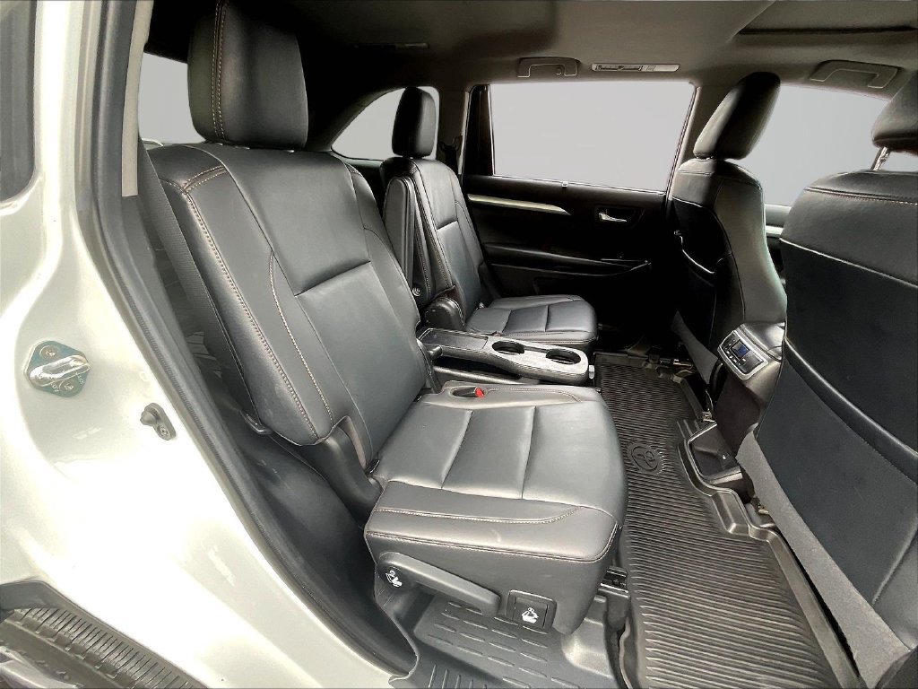Used 2019 Toyota Highlander XLE AWD/4WD image 28