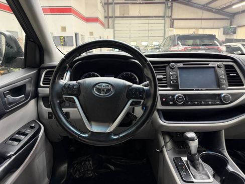 Used 2017 Toyota Highlander XLE AWD/4WD image 22