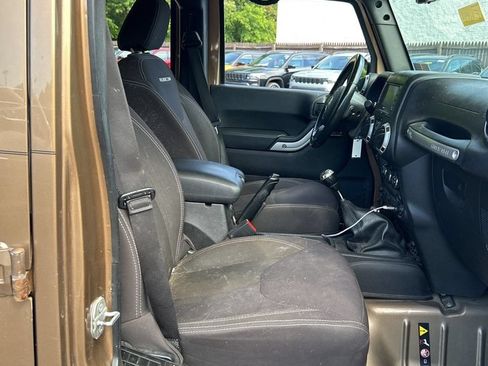 Used 2015 Jeep Wrangler Unlimited Rubicon w/ Connectivity Group AWD/4WD image 6