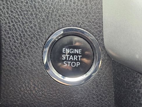 Used 2017 Toyota Highlander SE image 34