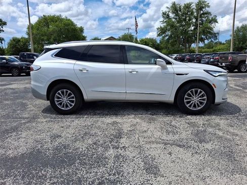 Used 2023 Buick Enclave Essence image 3
