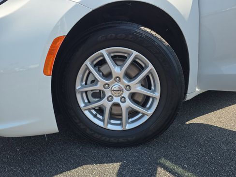 Used 2023 Chrysler Pacifica Touring-L image 29