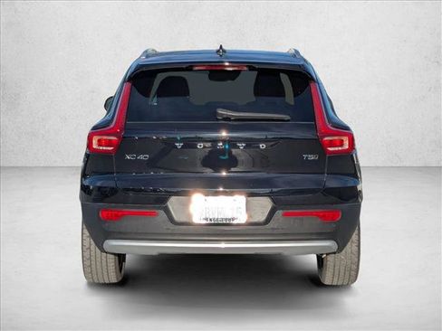 Used 2022 Volvo XC40 T5 Momentum image 6
