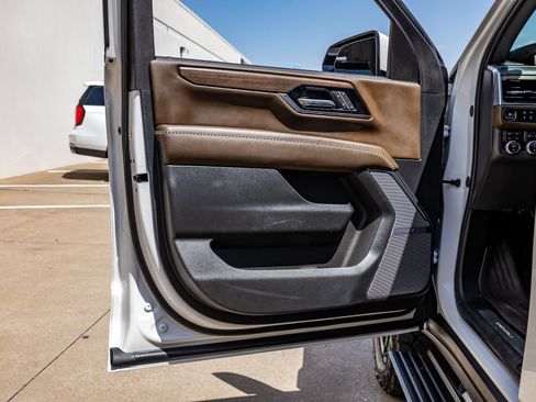 Used 2025 GMC Yukon Denali Ultimate AWD/4WD image 39