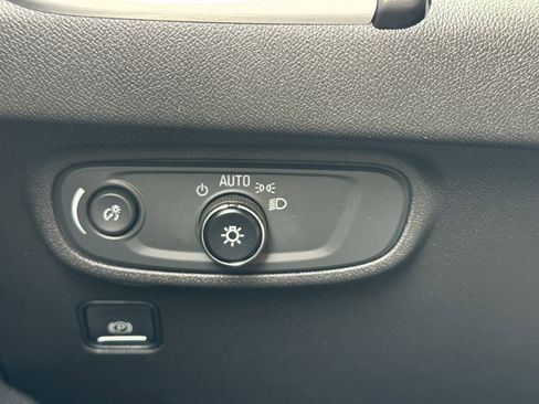 Used 2022 GMC Terrain SLE w/ Elevation Edition image 32