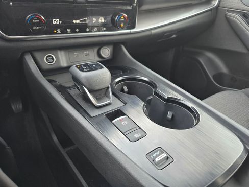 Used 2023 Nissan Rogue SV image 12