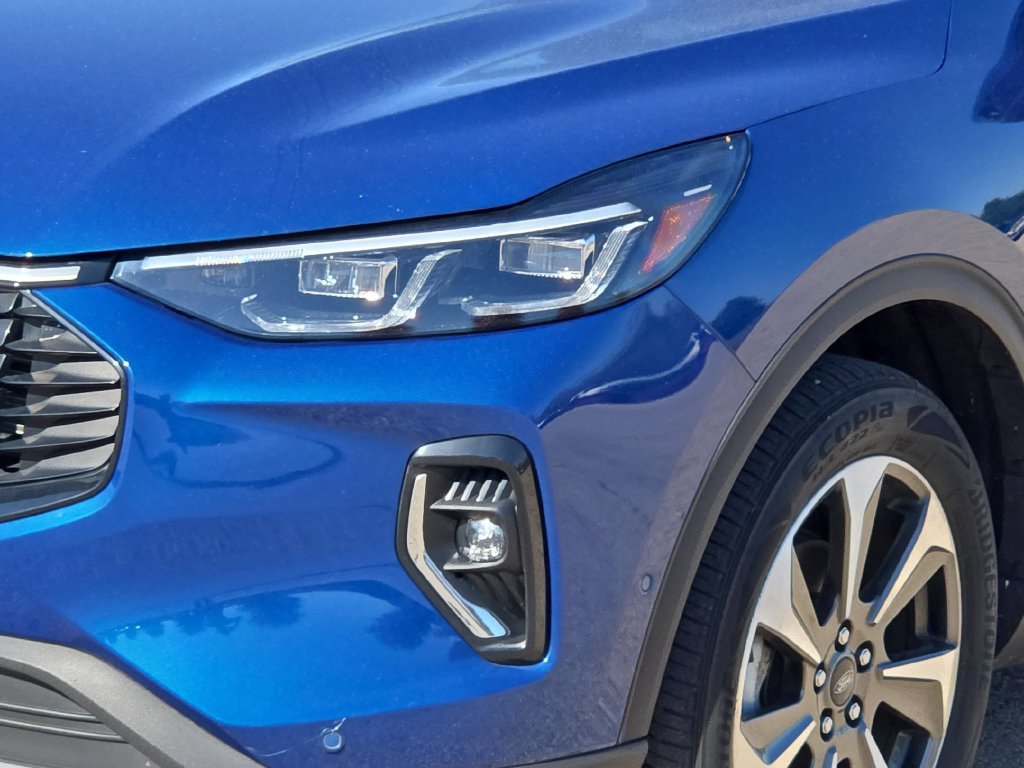 Certified 2023 Ford Escape Platinum w/ Premium Technology Package AWD/4WD image 9