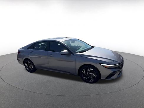Used 2025 Hyundai Elantra Limited FWD image 2