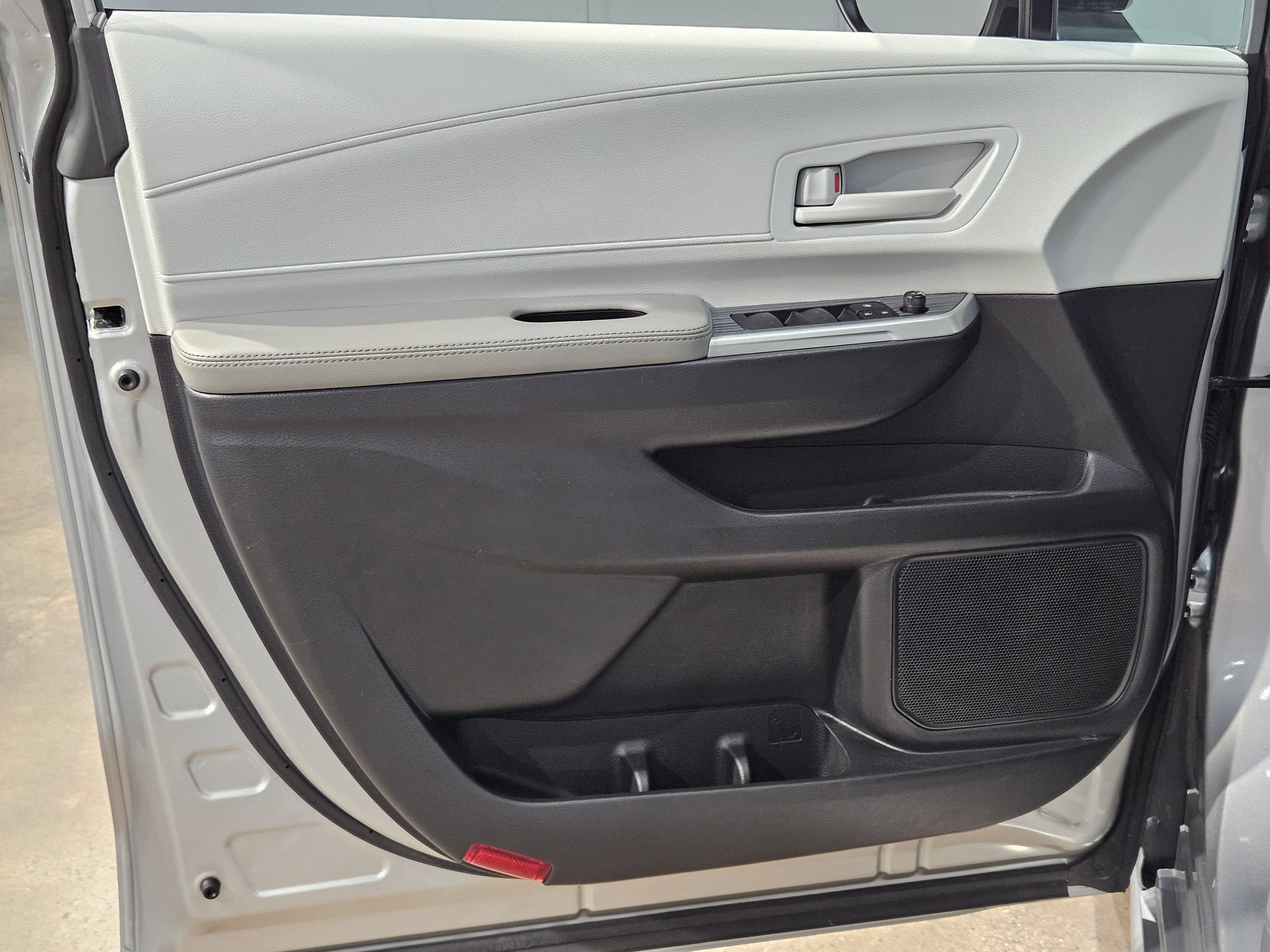 Used 2025 Toyota Sienna LE FWD image 20