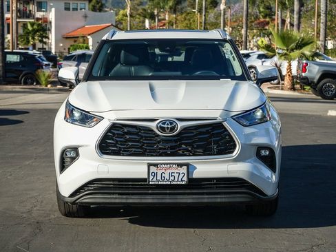 Used 2022 Toyota Highlander XLE FWD image 2