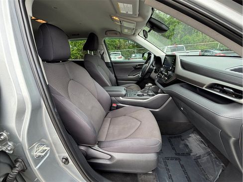 Used 2020 Toyota Highlander LE FWD image 38