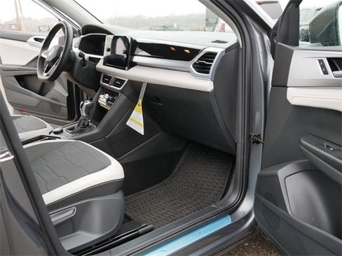 Certified 2025 Volkswagen Taos SE image 20