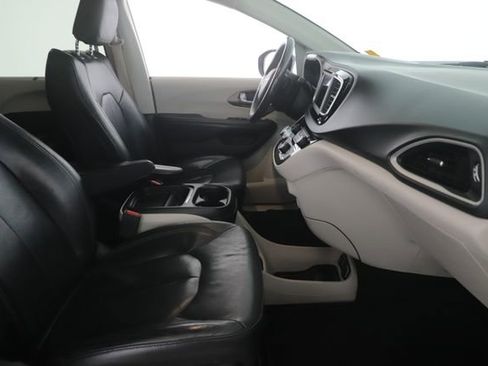 Used 2019 Chrysler Pacifica Touring-L image 31