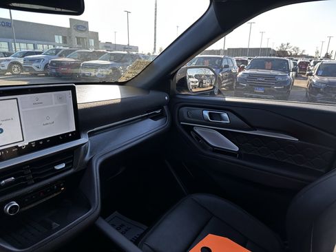 Certified 2025 Ford Explorer Platinum w/ LUX Leather Package image 11