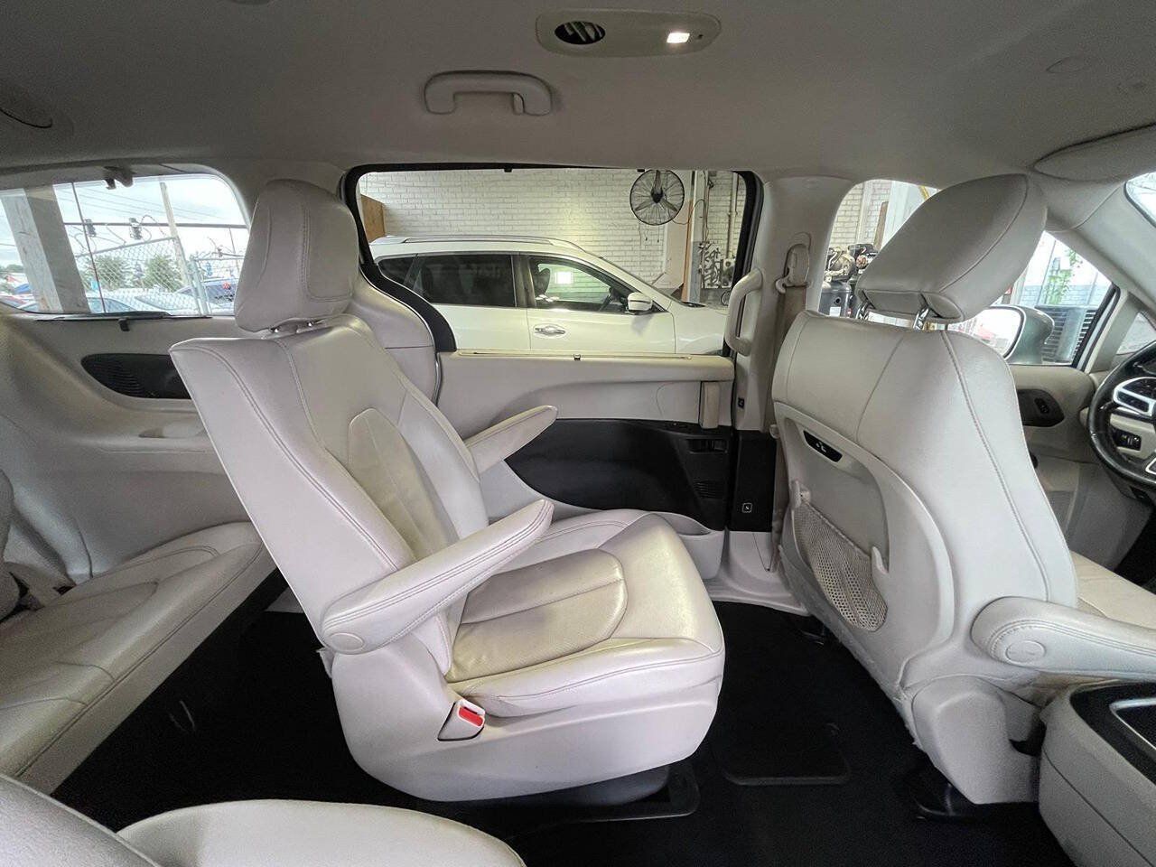 Used 2021 Chrysler Pacifica Touring-L FWD image 9