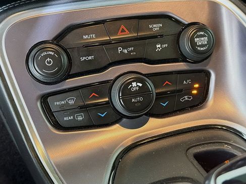 Used 2019 Dodge Challenger R/T w/ Driver Convenience Group RWD image 18