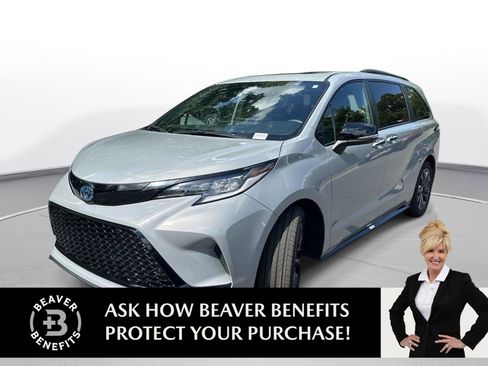 Used 2025 Toyota Sienna XSE FWD image 1