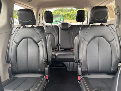 Used 2024 Chrysler Pacifica Touring-L image 38