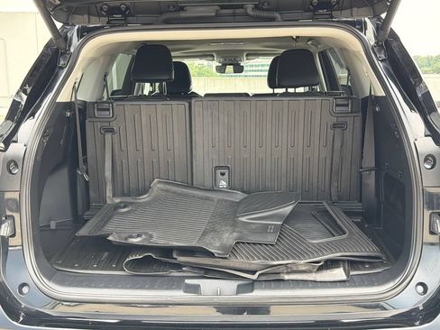 Used 2024 Toyota Highlander XLE AWD/4WD image 6