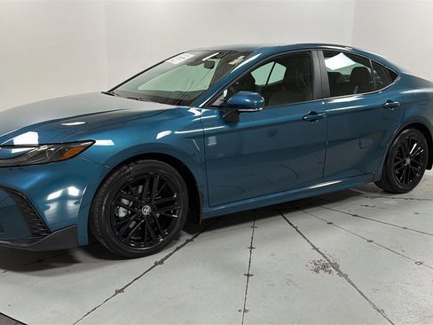 Certified 2025 Toyota Camry SE image 1