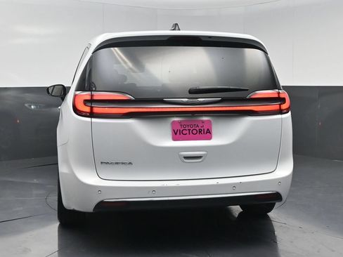 Used 2024 Chrysler Pacifica Touring-L FWD image 16
