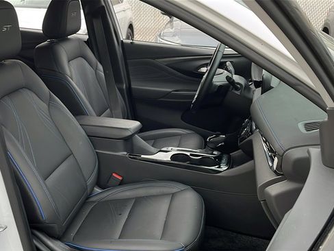 Used 2025 Buick Envista Sport Touring image 5