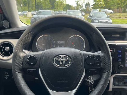Used 2018 Toyota Corolla LE FWD image 35