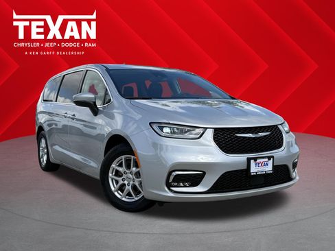 Used 2023 Chrysler Pacifica Touring-L image 1