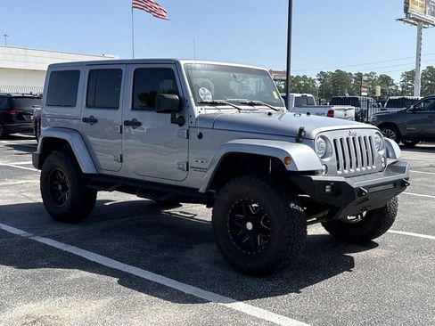 Used 2017 Jeep Wrangler Unlimited Sahara w/ Connectivity Group AWD/4WD image 3