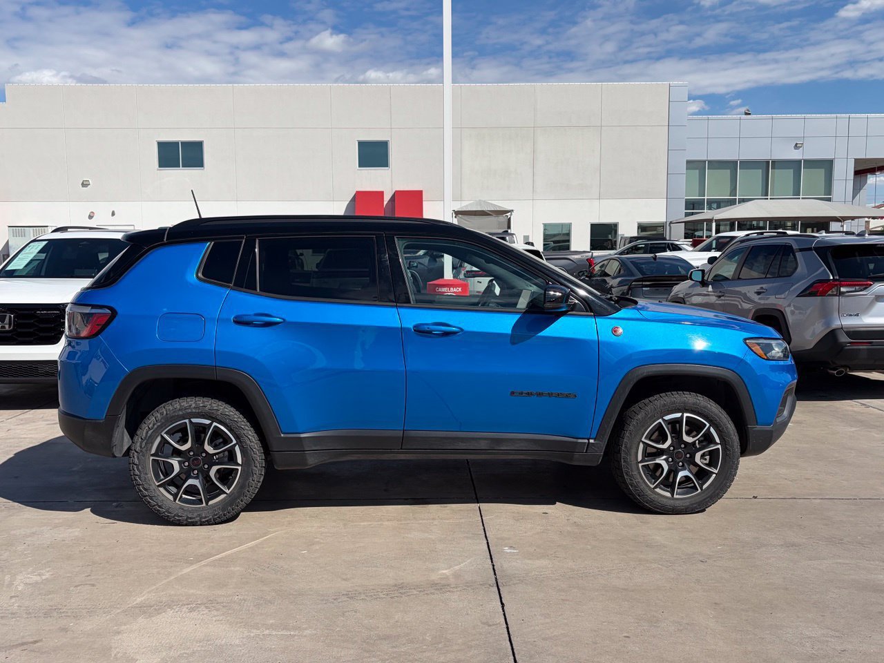 Used 2025 Jeep Compass Trailhawk AWD/4WD image 3
