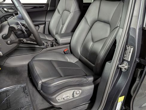 Used 2025 Porsche Macan AWD/4WD image 15