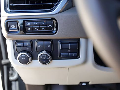 Used 2025 GMC Yukon XL Denali AWD/4WD image 18