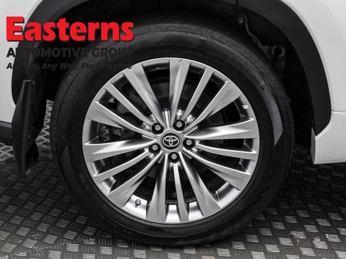 Used 2024 Toyota Highlander Platinum image 35