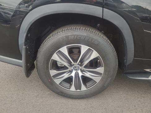 Used 2022 Toyota Highlander XLE AWD/4WD image 11