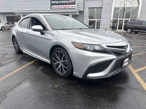 Used 2021 Toyota Camry SE image 3