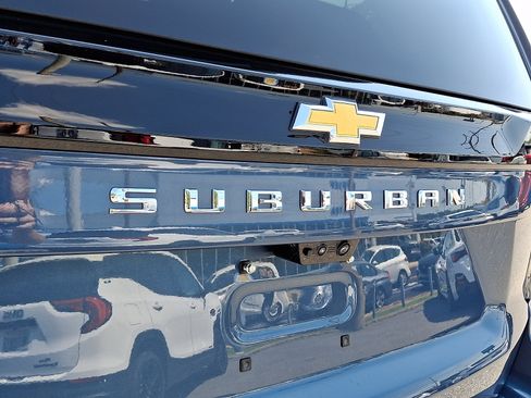Certified 2025 Chevrolet Suburban High Country AWD/4WD image 32